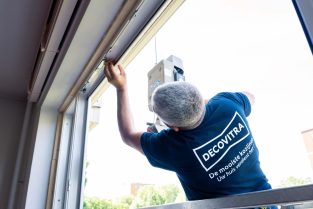 Decovitra_monteurs VvE hangbank actie