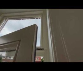 Onzichtbare ventilatie uitgelegd in meranti hardhouten kozijnen van Decovitra Onzichtbare ventilatie uitgelegd in meranti hardhouten kozijnen van Decovitra